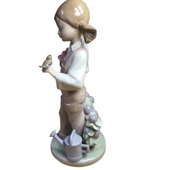 Lladro Figurine "SPRING GIRL" with FLOWERS BIRD & WATERING CAN #5217 Retired - Picture 13 of 15